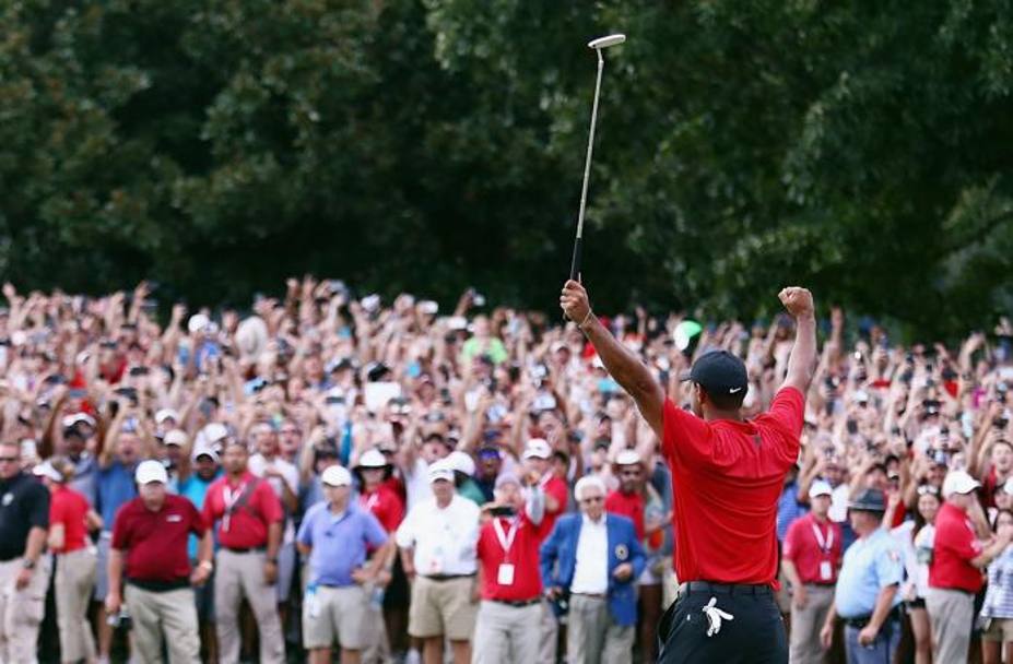 Il saluto al pubblico di Tiger Woods dopo la vittoria al Tour Champs di Atlanta. AP